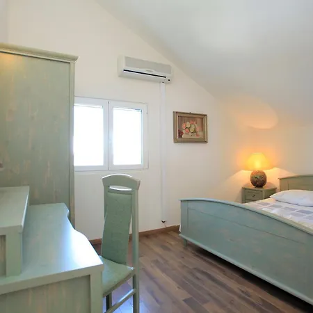 Ferienapartment Fuer Vier Personen Apartment Potirna
